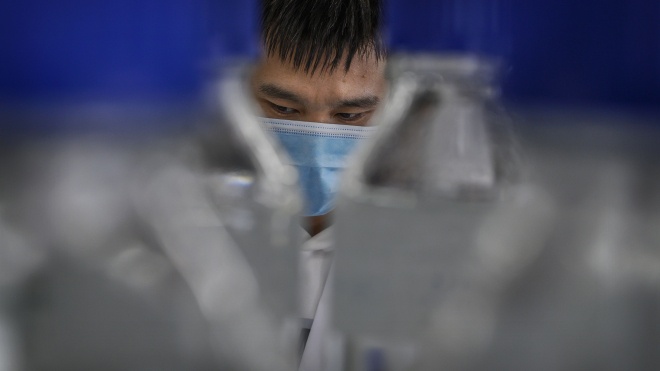 Китай упрощает въезд для иностранцев, которые вакцинировались китайскими препаратами