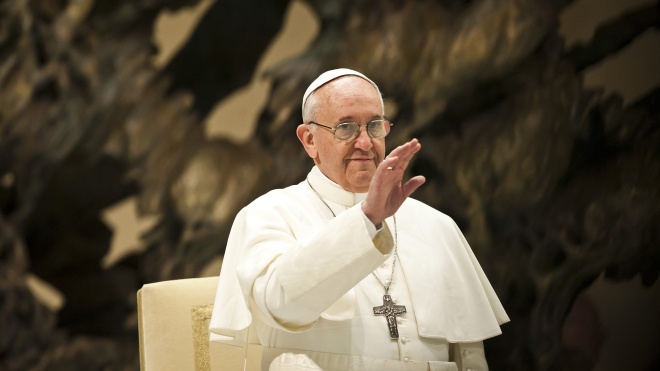 Папа Римский после операции уже постепенно восстанавливает работу и прогуливается