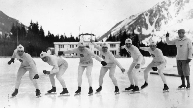 98 лет назад стартовала первая зимняя Олимпиада, в успех которой никто не верил. Первое золото завоевали США, больше всего медалей у Норвегии, а 11-летняя фигуристка всех покорила — история в 15 фото