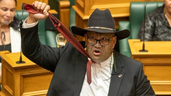 Лидера партии маори выгнали из парламента Новой Зеландии за отказ надеть галстук. Он называет его «колониальной петлей»