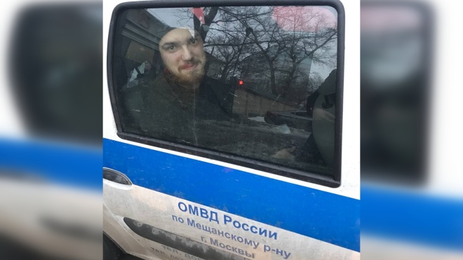 Задержанный на митинге в России уже почти сутки сидит в полицейской машине — нет мест в спецприемнике
