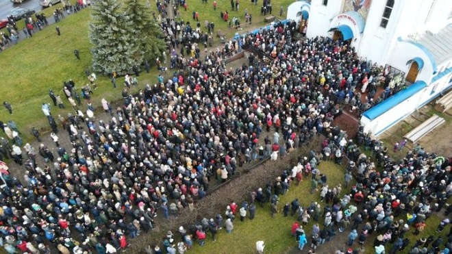 У Мінську тисячі людей прощаються із загиблим Бондаренком. Він помер після затримання та побиття силовиками