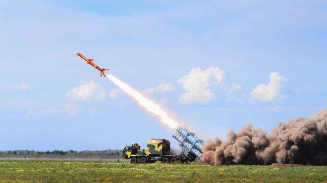 Украинская армия взяла на вооружение ракетный комплекс «Нептун». Его ракеты невидимы для радаров и могут бить по двум типам целей