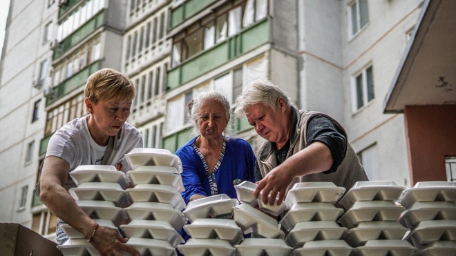 Росіяни щодня обстрілюють Харків, через це тисячі людей втратили домівку та дохід. Для них харківські волонтери готують понад десять тисяч порцій їжі на день — фоторепортаж «Бабеля»