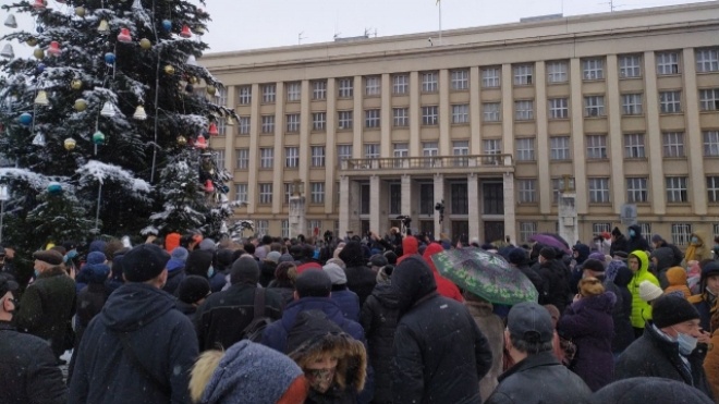 В Ужгороді почався протест проти підвищення тарифів. До людей вийшов голова Закарпатської ОДА