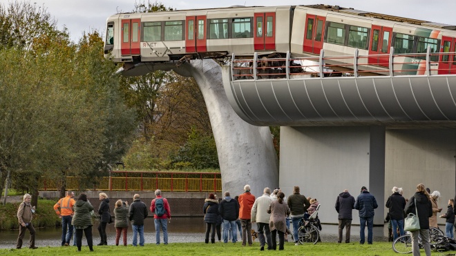 У Нідерландах зняли вагон метро, який вилетів за огорожу і застряг на скульптурі