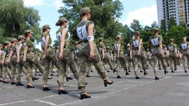 Міністр оборони Таран розповів про нові туфлі для військовослужбовиць: Зі шнурками та нижчими підборами