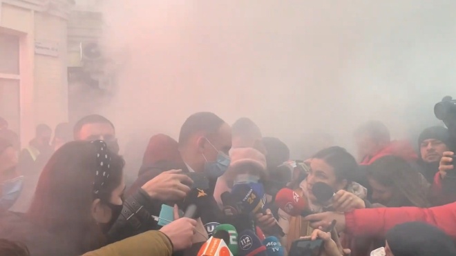 Татаров покинув ВАКС у диму та під обурені вигуки протестувальників. Він знову заявив про «зведення особистих рахунків»