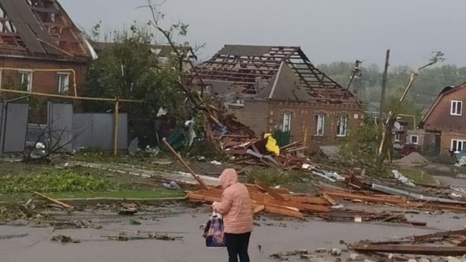 Из-за ливней и сильного ветра в двух областях Украины повреждены кровли более сотни домов, повалены десятки деревьев