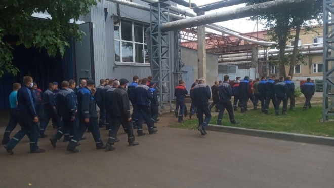 Протести в Білорусі: співробітники заводу БелАЗ влаштували страйк, до них приїхав мер міста