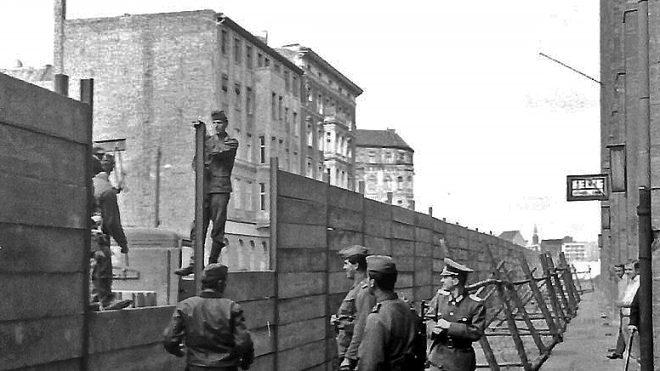 Берлинская стена: 60 лет со строительства, история стены, почему ее  построили, жизнь в Западном Берлине и ГДР