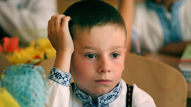 В Украине ослабят карантин, но вернут «красные» зоны. Как это повлияет на школы и изменится ли график каникул