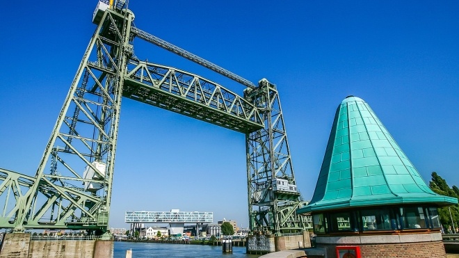 Власти Роттердама согласились разобрать старинный мост, чтобы под ним смогла пройти суперъяхта Безоса