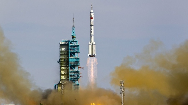 Перший за пʼять років китайський екіпаж прибув на свою орбітальну станцію