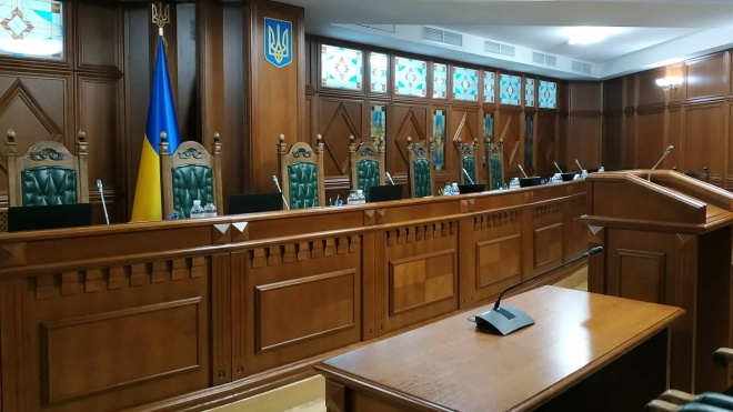 Зеленский предлагает Раде уволить весь состав Конституционного суда