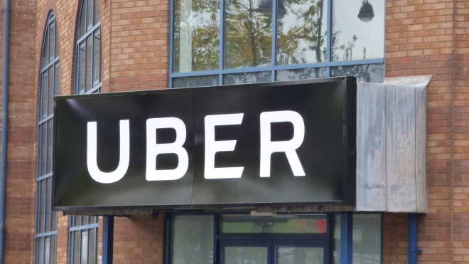 С сегодняшнего дня водители Uber в Британии считаются наемными работниками с соответствующими правами