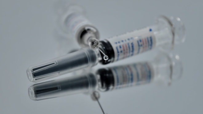 ЗМІ повідомили про початок підпільної вакцинації в Україні. Прем’єр Шмигаль пообіцяв перевірку, а в Раді назвали це фейком і маячнею