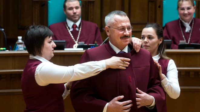 Судья Головатый заявил, что не брал отвод во время голосования КСУ, потому «конфликта интересов нет». НАПК говорит об обратном