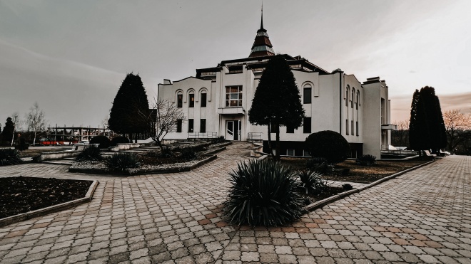 The Protestant Church in Chernivtsi has already received one and a half thousand internally displaced people. How the center for IDPs works and what people who fled the war tell — Babel reportage