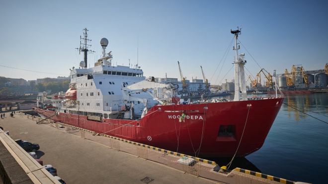 В Антарктику отправилось научно-исследовательское судно «Ноосфера». Оно доставит на станцию группу ученых и провизию