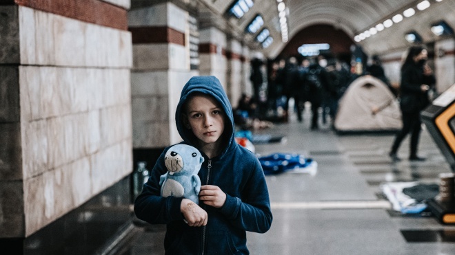 ”I remembered the glass pupils of people shouting in silence.” In February and March, up to 15 thousand people hid in the Kyiv metro from Russian shelling. This is how psychologists helped them