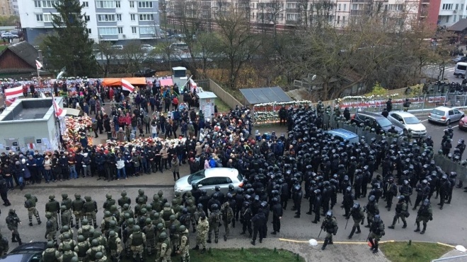 В Минске силовики жестко разогнали акцию памяти погибшего Бондаренко. Более 800 задержанных по всей стране