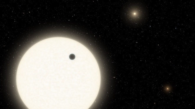 Как выглядит небосвод с планеты в системе с тремя звездами? Астрономы как раз нашли такую