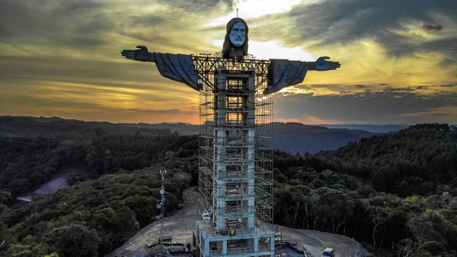 В Бразилии строят новую статую Иисуса Христа. Она выше памятника в Рио