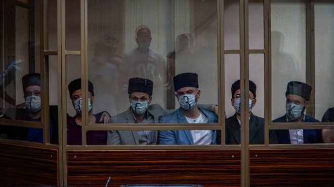 Суд в России приговорил восьмерых крымских татар к колонии строгого режима. Украина выразила протест