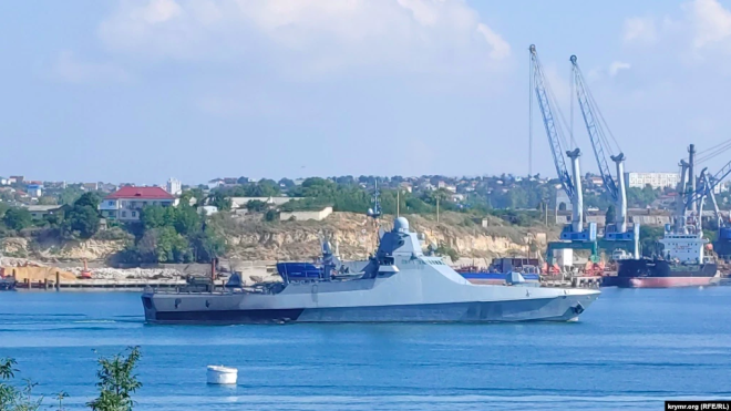 «Крим.Реалії»: У бухту Севастополя зайшов військовий корабель рф із обгорілим бортом