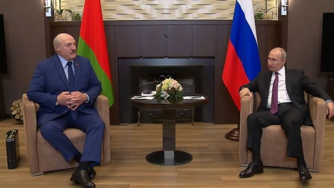 «Захватил некоторые документы». Лукашенко приехал к Путину с черным чемоданом и пожаловался на попытку раскачать ситуацию в Беларуси
