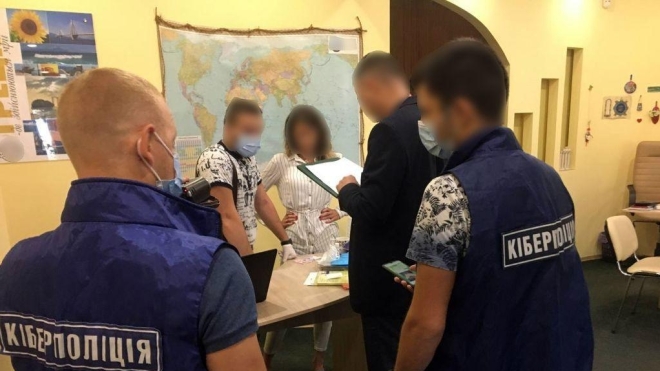 В Запорожье полиция разоблачила турфирму, которая продавала поддельные ПЦР-тесты на COVID