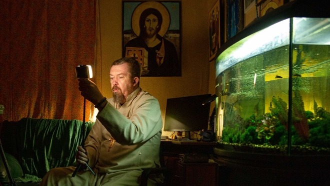 «Вы уедете, а нам тут жить». Священник Московского патриархата Владимир Маглена первым на Донбассе перешел в ПЦУ и все потерял. Но не перестал верить в людей и теперь служит онлайн — репортаж