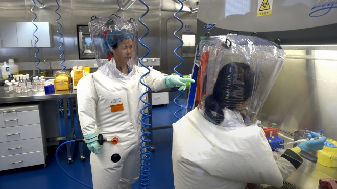 США вновь заявляют, что коронавирус мог появиться в лаборатории, и начинают новое расследование. Есть какие-то свежие факты? Это не конспирология? Разбор — максимально коротко