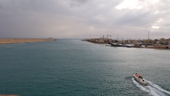 У Суецькому каналі через нафтовий танкер сповільнився трафік