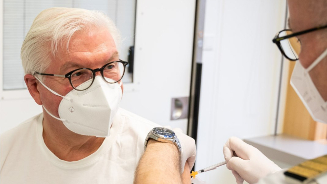 Президент Германии Штайнмайер сделал прививку вакциной AstraZeneca