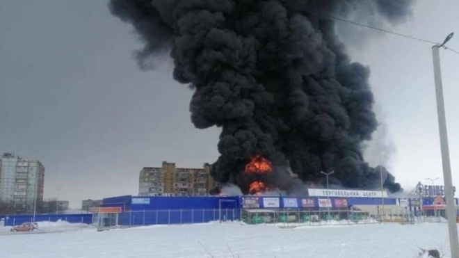 У Первомайську сталася сильна пожежа в «Епіцентрі». Місцевий депутат повідомив про підпал