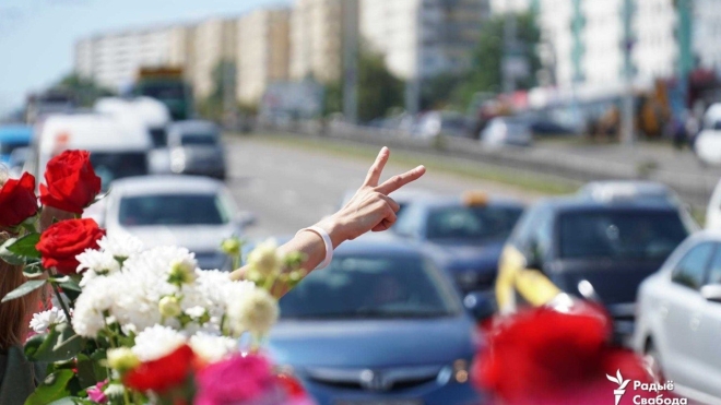 У Мінську люди весь день несуть квіти на місце загибелі протестувальника. ОМОН почав їх розганяти