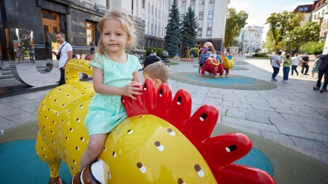 Под Офисом президента обустроили детскую площадку по мотивам работ художницы Марии Примаченко