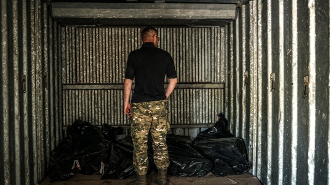 ”We donʼt feel sorry for them, we didnʼt invite them here.” Volunteers from G9 are searching for, digging up, and sending back to Russia the bodies of the occupiers in Kharkiv Oblast — photo report
