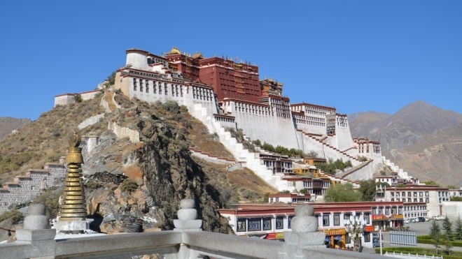 Китай створює мілітаризовані «табори перевиховання» для тибетських селян, де їх примусово готують до праці на заводах