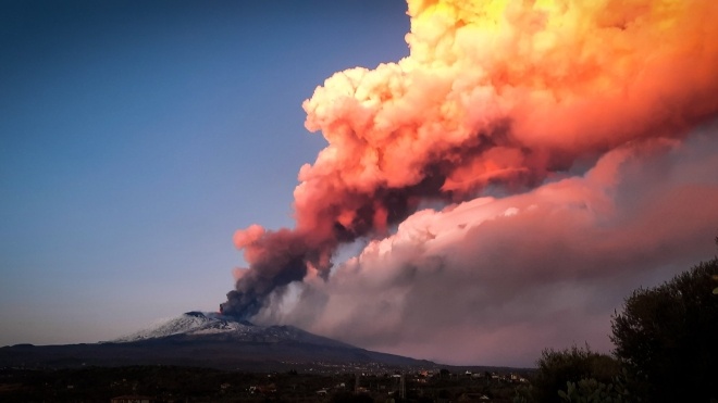 В Італії знову прокинувся вулкан Етна. Аеропорт призупинив роботу