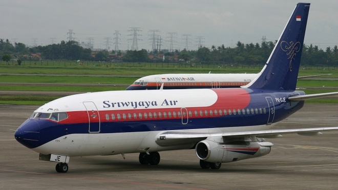 Возле Индонезии разбился Boeing местной авиакомпании. На борту находились более 50 пассажиров