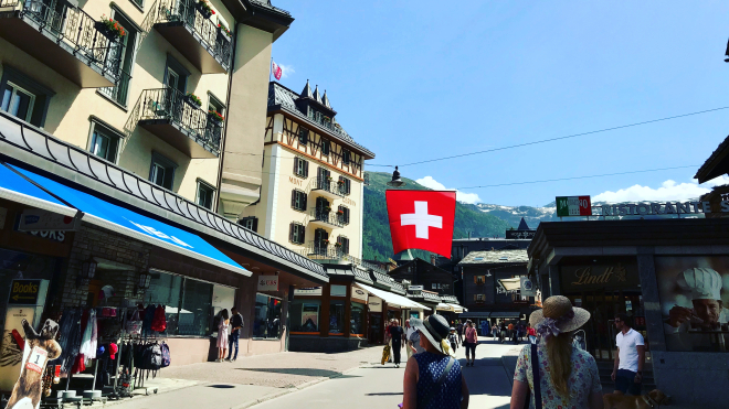 Швейцарцы на референдуме отклонили закон о защите климата. Он должен был повысить цены на бензин и перелеты