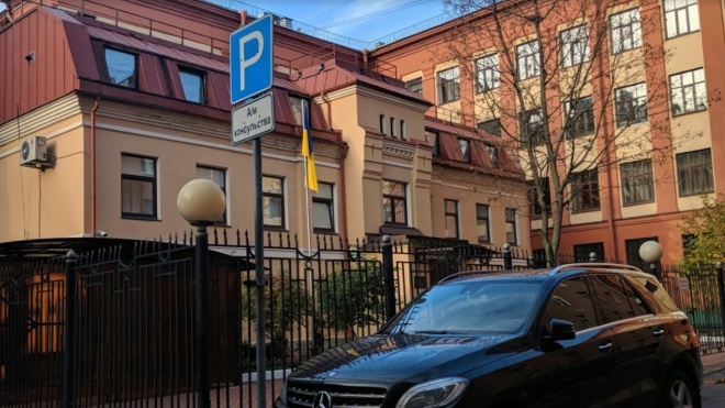 В Петербурге россиянин набросился с ножом на пограничника в украинском консульстве