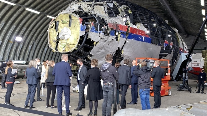 Справа MH17: суд завершив попереднє засідання. Судді та адвокати оглянули уламки літака