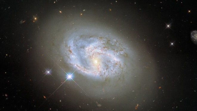 Hubble впервые сделал снимок спиральной галактики в окружении сверхновых