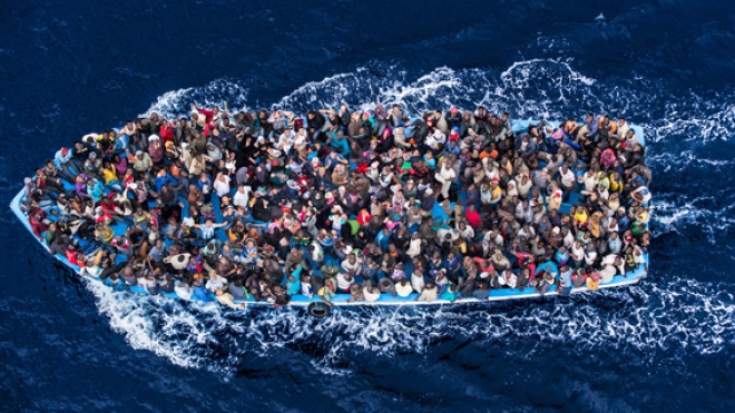 В Средиземном море затонуло судно с мигрантами. Бесследно исчезли 43 человека