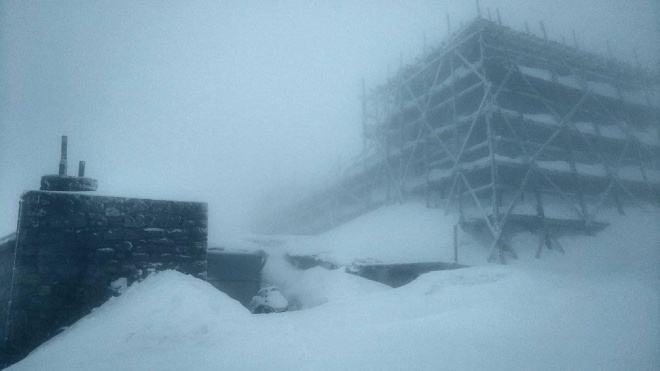 На горе Поп Иван за ночь выпало до 15 см снега