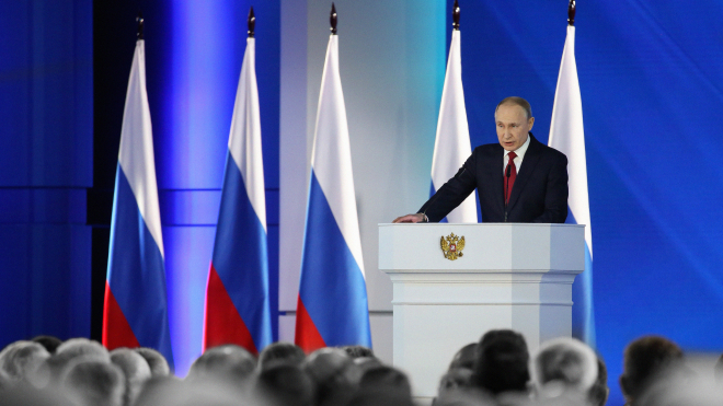 Владимир Путин обратился к Федеральному собранию России. Он говорил о социальных выплатах — и совсем немного о США и Украине. Главные заявления